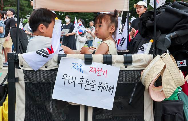 ▲ 6.3 지방선거 투표용지 부족 사태에 반발한 시민들이 7일 서울시 송파구 올림픽공원 핸드볼경기장 앞에서 재선거를 촉구하며 구호를 외치고 있다./전광현 기자 maggie@incheonilbo.com