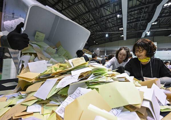 제 9회 전국동시지방선거 투표가 실시된 지난 3일 수원시 영통구 아주대학교 체육관에 마련된 개표소에서 관계자들이 개표를 하고 있다. 김태완 기자 lift@kihoilbo.co.kr