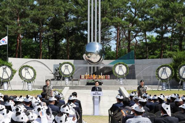 6일 청주시 오창 충혼탑에 열린 제71회 현충일 추념식에서 이동옥 충북도 행정부지사가 추념사를 하고 있다. /충북도 제공