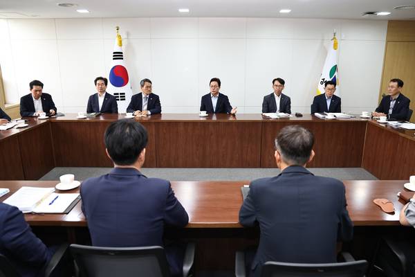 박완수 경남도지사가 4일 지방선거 직후 업무에 복귀해 간부들과 차를 마시며 첫 회의를 함께하고 있다. /경남도