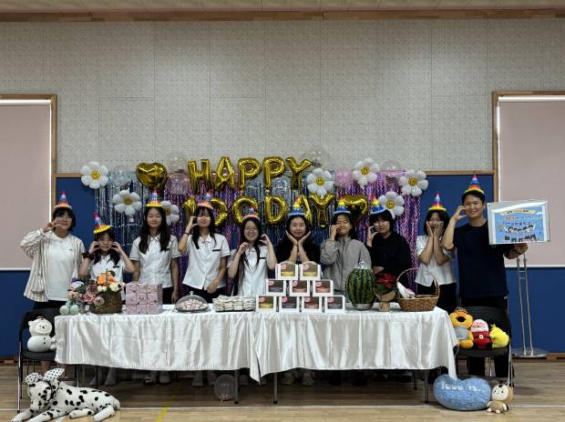 김천 감문중학교 1학년 학생들이 지난 4일 입학 100일 축하 기념사진을 찍고 있다. 김천교육지원청 제공