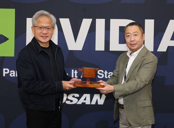 두산일두 조형물을 건네는 박정원 회장과 젠슨 황(사진=두산)