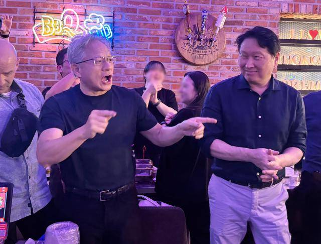 젠슨 황 엔비디아 최고경영자(CEO)가 지난 5일 서울 마포구 비비큐(BBQ) 홍대입구점에서 최태원 SK그룹 회장과 대화하고 있다. [사진=연합뉴스]