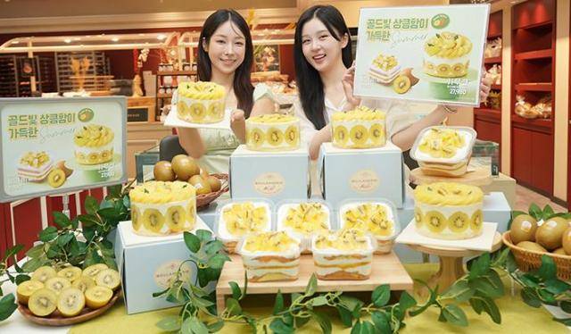 7일 서울 용산구 이마트 용산점 내 베이커리 매장에서 모델들이 신세계푸드가 출시한 ‘키위에 무너진 골드키위 케이크(2만 7980원)’와 ‘떠먹는 골드키위 케이크(8980원)’를 소개하고 있다. [사진=신세계푸드]