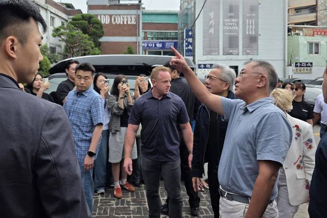 젠슨 황 엔비디아 최고경영자(CEO)와 정의선 현대차그룹 회장이 7일 서울 종로구 우래옥에서 깜짝 회동을 하며 대화를 나누고 있다. 연합뉴스.