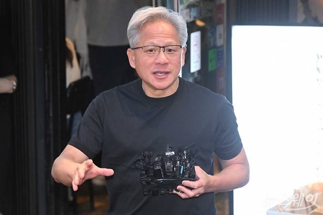 젠슨 황 엔비디아 창립자 겸 최고경영자가 5일 오후 서울 마포구 형님저요 고깃집에서 최태원 SK그룹 회장, 구광모 LG그룹 회장, 이해진 네이버 의장과 함께 '삼겹살 회동'을 하던 중 잠시 야외로 나와 취재진의 질문을 경청하고 있다. 사진=강민석 기자