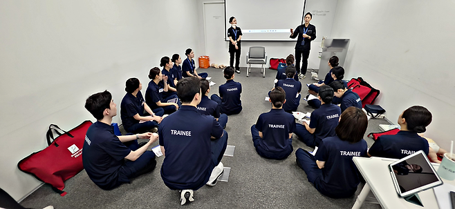 ▲파라타항공 교관이 심폐 소생술(CPR) 교육을 진행하고 있다. 사진=박규빈 기자