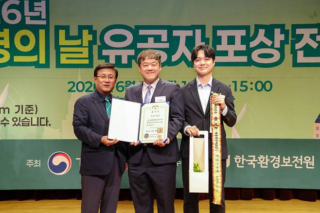 5일 서울 종로구 정부서울청사에서 열린 ‘2026년 환경의 날 유공 전수식’에서 당근이 대통령표창을 수상했다. 왼쪽부터 김성환 기후에너지환경부장관, 신지영 당근마켓 부사장, 박세훈 당근마켓 대외정책팀장. 사진=당근