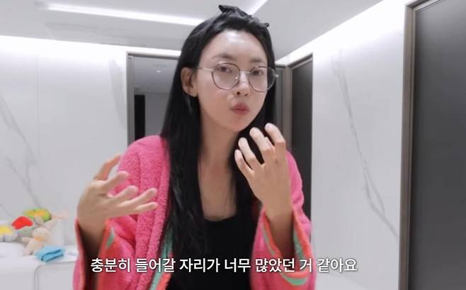 On the 28th of last month, Kim Min-ji revealed the cosmetic procedures she has undergone on her channel, Kim Min-ji KIMMINGEE. When asked about her beauty routines, Kim Min-ji said, I havent had a single plastic surgery. I want to show you that you can become beautiful enough just through procedures and proper care.Kim Min-ji, who has shown a keen interest in skincare since her teens, cited orthodontics and tooth extractions as the biggest factors in her facial contour changes. She said, I had orthodontic treatment twice in total. Combined, I wore braces for about four years, she said, revealing that she had a total of eight teeth extracted. She added, I think my lower face became smaller as there was enough space for my teeth to move.Kim Min-ji also revealed that she had received filler treatments for her jaw and nose, adding a candid assessment: I had the procedures done before appearing on Solo Hell 5 because I wanted to look prettier, but I chose the wrong clinic and wasnt satisfied with the results.