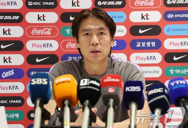홍명보 대한민국 축구대표팀 감독이 6일(현지시간) 2026 국제축구연맹(FIFA) 북중미월드컵이 열리는 멕시코 할리스코 과달라하라에 위치한 '치바스 베르데 바예' 훈련장에서 인터뷰를 하고 있다. 2026.6.7 ⓒ 뉴스1 임세영 기자