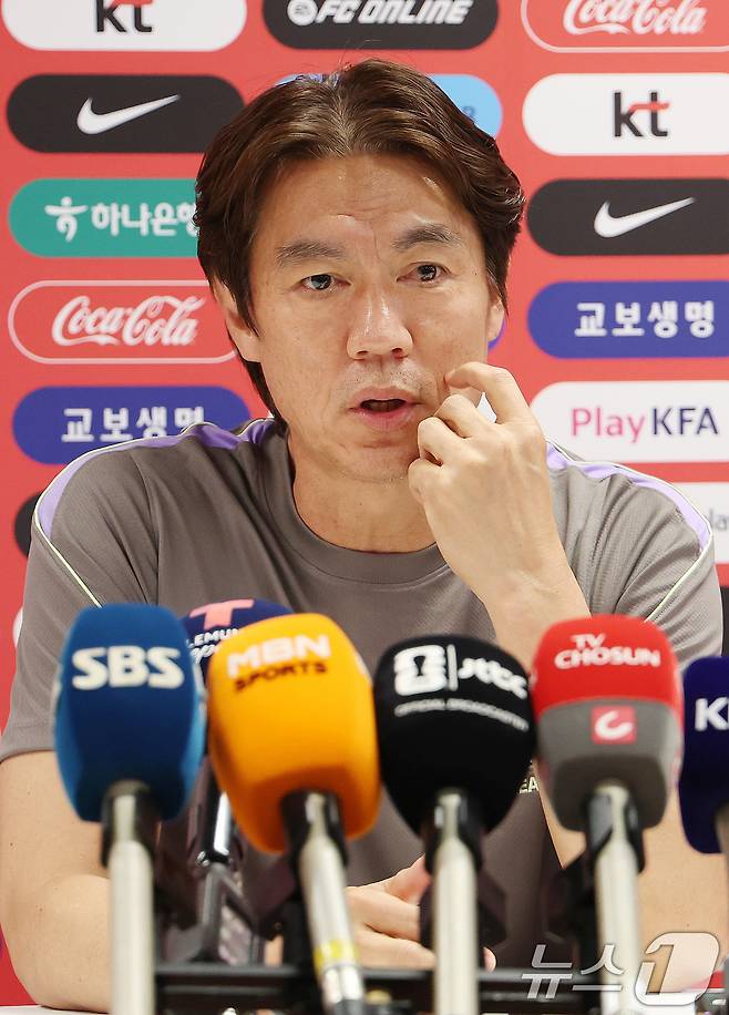 홍명보 대한민국 축구대표팀 감독이 6일(현지시간) 2026 국제축구연맹(FIFA) 북중미월드컵이 열리는 멕시코 할리스코 과달라하라에 위치한 '치바스 베르데 바예' 훈련장에서 인터뷰를 하고 있다. 2026.6.7 ⓒ 뉴스1 임세영 기자