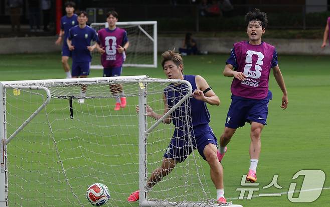 대한민국 축구대표팀 이강인이 6일(현지시간) 멕시코 할리스코 과달라하라에 위치한 '치바스 베르데 바예' 훈련장에서 열린 2026 국제축구연맹(FIFA) 북중미월드컵 피파 커뮤니티 트레이닝(오픈 트레이닝)에서 훈련을 하고 있다. 2026.6.7 ⓒ 뉴스1 임세영 기자