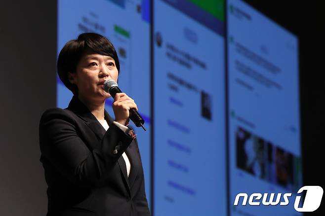 7일 네이버 출신 한성숙 중소벤처기업부 장관이 국무총리로 지명됐다. 2018년 2월 21일 당시 한성숙 네이버 대표가 서울 강남구 그랜드 인터컨티넨탈 서울 파르나스에서 열린 '네이버 커넥트 컨퍼런스 2018'에서 기조연설을 하고 있다. 2018.2.21 ⓒ 뉴스1 민경석 기자
