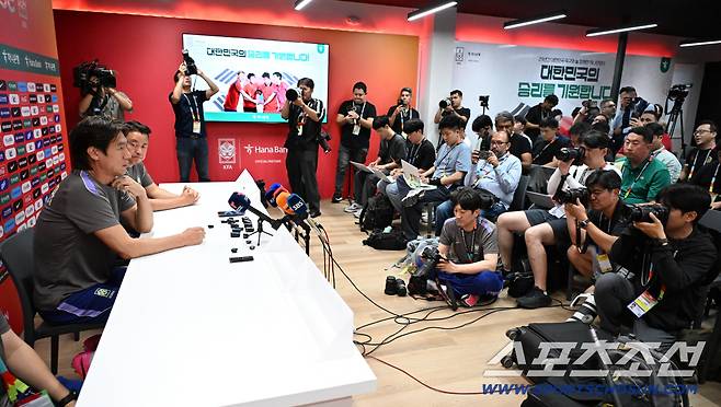 7일(한국시각) 멕시코 과달라하라의 대표팀 베이스캠프 훈련장인 치바스 베르데 바예에서 진행된 대한민국 월드컵 대표팀의 공식 훈련, 홍명보 감독이 기자회견을 하고 있다. 과달라하라(멕시코)=허상욱 기자wook@sportschosun.com/2026.06.07/
