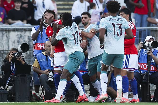 epa13021013 Portugal player Rafael Leao (2-L) and Chile player Ivan Roman (L) argue and are sent off during the international soccer friendly match Portugal against Chile held at National Stadium, in Oeiras, Portugal, 06 June 2026.  EPA/JOSE SENA GOULAO

<저작권자(c) 연합뉴스, 무단 전재-재배포, AI 학습 및 활용 금지>