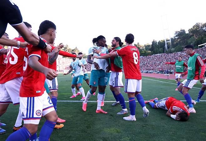 Soccer Football - International Friendly - Portugal v Chile - Estadio Nacional do Jamor, Lisbon, Portugal - June 6, 2026 Portugal's Rafael Leao and Chile's Francisco Sierralta clash as Ivan Roman reacts REUTERS/Rodrigo Antunes

<저작권자(c) 연합뉴스, 무단 전재-재배포, AI 학습 및 활용 금지>