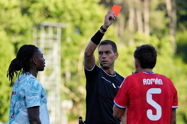 Referee Luca Zufferli shows red cards to Portugal's Rafael Leao, left, and Chile's Ivan Roman during an international friendly soccer match between Portugal and Chile in Oeiras, outside Lisbon, Saturday, June 6, 2026. (AP Photo/Armando Franca)

<저작권자(c) 연합뉴스, 무단 전재-재배포, AI 학습 및 활용 금지>