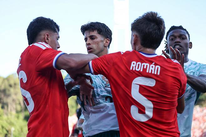 Portugal?s defender #20 Joao Cancelo (2L) and Portugal?s forward #17 Rafael Leao (R) argue with Chile?s defender #26 Felipe Faundez (L) and Chile?s defender #5 Ivan Roman during the international friendly football match between Portugal and Chile at Estadio Nacional do Jamor in Oeiras, on June 6, 2026. (Photo by PATRICIA DE MELO MOREIRA / AFP)
<저작권자(c) 연합뉴스, 무단 전재-재배포, AI 학습 및 활용 금지>