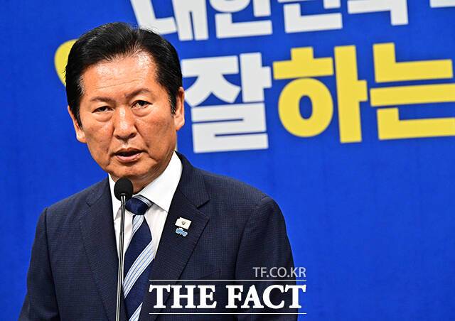 6.3 지방선거에서 반쪽 승리를 거둔 더불어민주당이 내홍에 빠질 수 있다는 전망이다. 기대에 못 미치는 지선 승리에 대해 정청래 대표 책임론을 제기하는 당내 인사들이 적잖이 나오면서다. 지선 결과에 대한 비토가 오는 8월로 예정된 전당대회와 겹치면서 계파 갈등이 폭발할 수 있다는 관측이 나온다. 사진은 정청래 민주당 대표가 지난 4일 오전 서울 여의도 국회에서 기자회견을 열고 6.3 지방선거 결과에 대한 입장을 밝히고 있는 모습. /배정한 기자