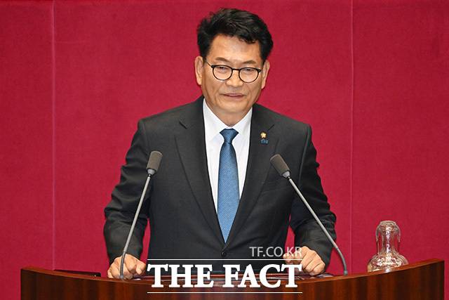 국회의원 보궐선거에서 당선된 송영길 더불어민주당 의원이 5일 오후 서울 여의도 국회에서 열린 본회의'에 참석해 인사말을 하고 있다. 송 의원은 만족스럽지 못한 지선 결과에 대해 정청래 대표가 책임을 져야 한다고 말했다. /남용희 기자