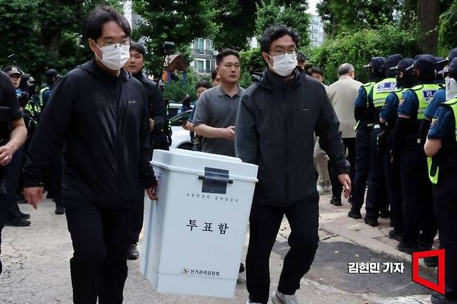 5일 서울 송파구 잠실7동 제2투표소에서 6·3 지방선거 투표용지 부족 사태 이후 시위대에 막혀 개표소로 옮겨지지 못했던 투표함이 이송되고 있다. 2026.6.5 김현민 기자