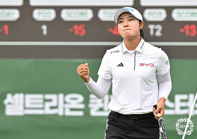 7일 KLPGA 투어 셀트리온 퀸즈 마스터즈에서 우승을 확정하는 파 퍼트에 성공한 뒤 서교림이 주먹을 불끈 쥐었다. /KLPGA