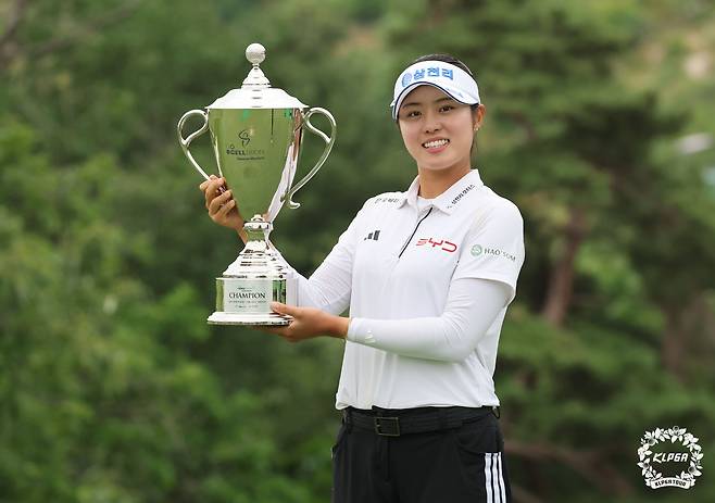서교림이 7일 셀트리온 퀸즈 마스터즈 우승 트로피를 들고 환하게 웃었다. /KLPGA