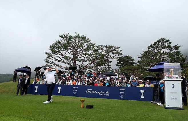 7일 KPGA 선수권 4라운드 1번홀에서 티샷을 하고 있는 문동현. /KPGA