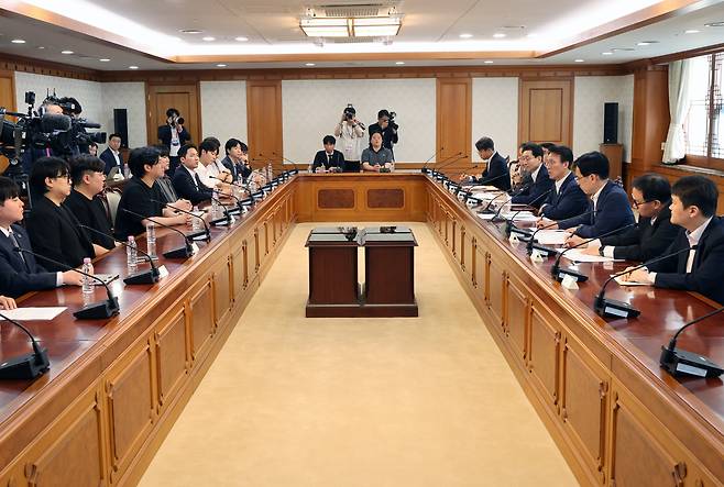 김민석 국무총리가 7일 오후 서울 종로구 정부서울청사에서 투표용지 부족 관련 대학생과의 간담회를 하고 있다./뉴시스