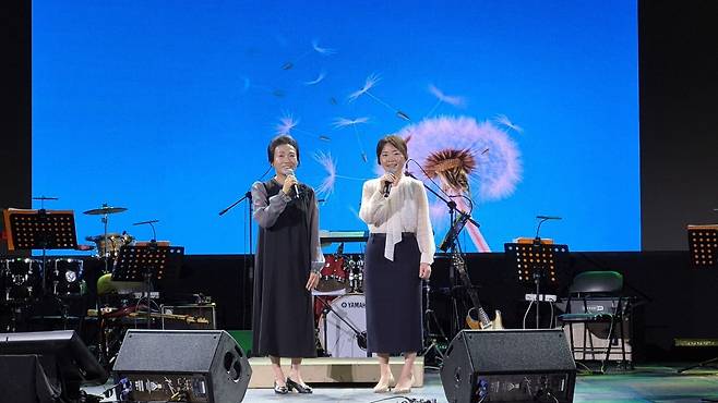 논산문화원이 호국보훈의 달을 맞아 나라를 위해 헌신한 순국선열과 호국영령의 숭고한 희생정신을 기리기 위해 지난 5일 건양대학교 문화콘서트홀에서 개최한 '유월음악회'가 시민들의 뜨거운 호응 속에 성황리에 마무리됐다. 사진은 시낭송가 김봉숙(왼쪽)·이규화(오른쪽) 씨의 시낭송 모습. 정종만 기자