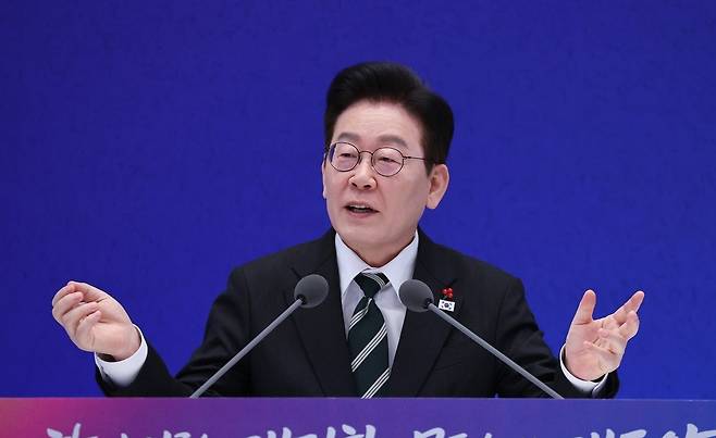 이재명 대통령이 21일 청와대 영빈관에서 열린 신년기자회견에서 발언하고 있다. 연합뉴스