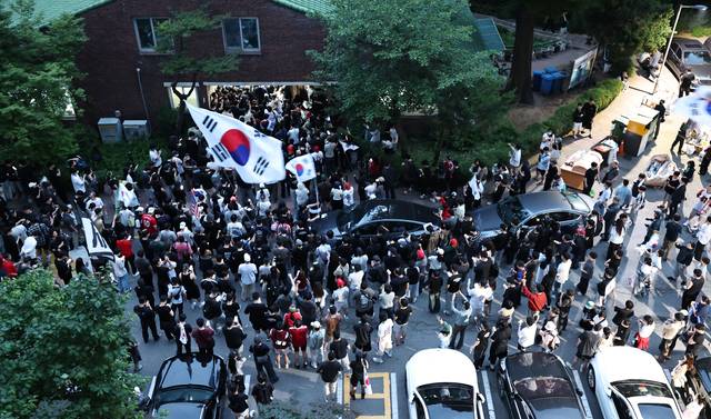 제9회 전국동시지방선거 및 국회의원 재·보궐선거 투표용지 부족으로 투표 시간이 6월 3일 오후 10시까지 연장됐던 서울 송파구 잠실7동 제2투표소 앞에서 4일 오전 투표함 반출을 막는 지역민과 시위대가 밤새 구호를 외치고 있다. [연합뉴스]