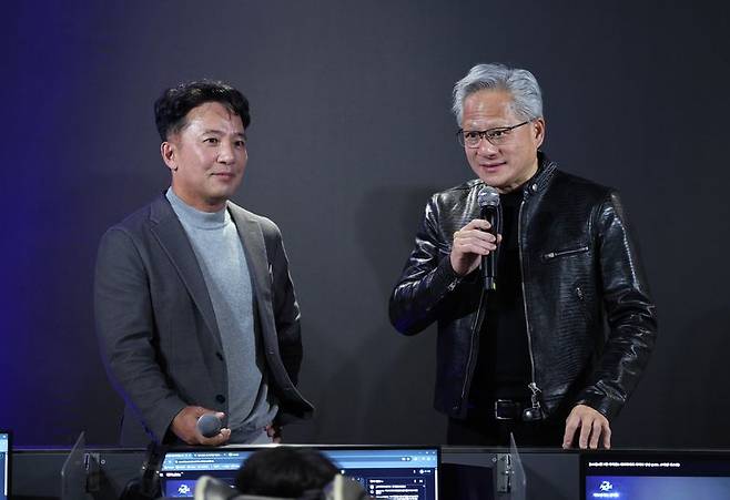 7일 오후 서울 강남구의 한 PC방에서 김택진 엔씨 대표(왼쪽)과 젠슨 황 엔비디아 최고경영자(CEO)가 이용자 행사에 참석해 발언하고 있다. 엔씨 제공