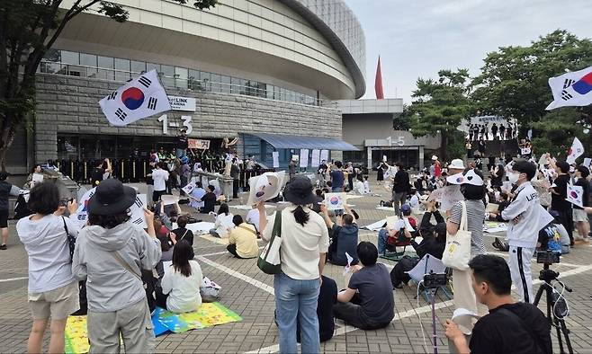 7일 오전 서울 송파구 올림픽공원 핸드볼경기장 앞에서 ‘개표소 봉쇄 시위’가 사흘째 이어지고 있다. 정인선 기자