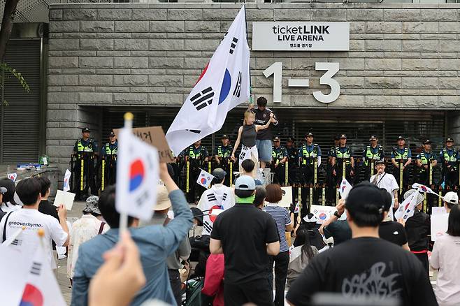 6·3지방선거 재선거와 부정선거를 주장하는 시위대가 7일 오전 잠실7동제2투표소 투표함 개표가 뒤늦게 진행된 서울 송파구 올림픽공원 핸드볼경기장에서 구호를 외치고 있다. 김혜윤 기자 unique@hani.co.kr
