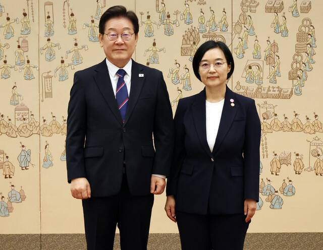 와대는 7일 이재명 대통령이 신임 국무총리 후보자로 한성숙 중소벤처기업부 장관을 지명했다고 발표했다. 사진은 지난해 이 대통령이 한 장관에게 임명장 수여 후 기념촬영을 하는 모습. 연합뉴스
