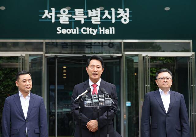 오세훈 서울시장 당선자가 4일 오전 서울 중구 서울시청 앞에서 당선 소감을 밝히고 있다. 김혜윤 기자 unique@hani.co.kr