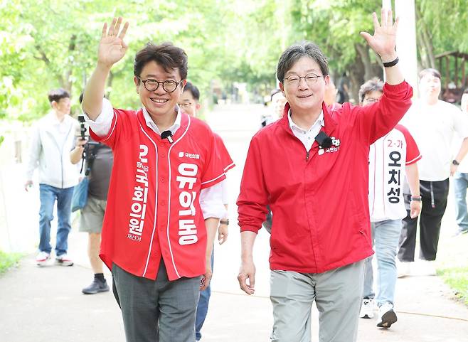 경기 평택을 국회의원 재선거에 출마한 유의동(왼쪽) 국민의힘 후보가 지난달 25일 경기 평택시 고덕면 소풍공원에서 유승민 전 의원과 함께 시민들에게 인사하고 있다. 연합뉴스