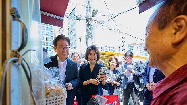 이재명 대통령과 김혜경 여사가 길동복조리시장에서 상인들과 이야기를 나누고 있다. (청와대)