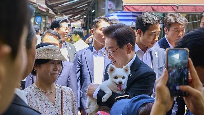 이재명 대통령이 길동복조리시장을 방문해 시민과 반려견을 만나고 있다. (청와대)