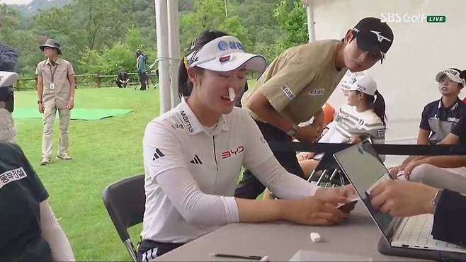 서교림이 7일 KLPGA 투어 셀트리온 퀸즈 마스터즈에서 정상을 밟았다. 생애 처음 우승 감격의 컸던 탓인지 경기 직후 코피를 쏟았다. 스코어카드를 접수하며 멋쩍게 웃고 있는 서교림. 사진 SBS골프 중계화면 캡처