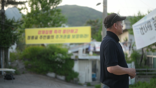 정릉골 통장이자 20년 차 주민인 김우권 씨가 마을을 내려다보는 모습. 이 지역에서 평생 살아온 김 씨는 재개발 이후 세입자들도 재정착할 수 있게 공공임대주택을 공급해달라고 요구한다.