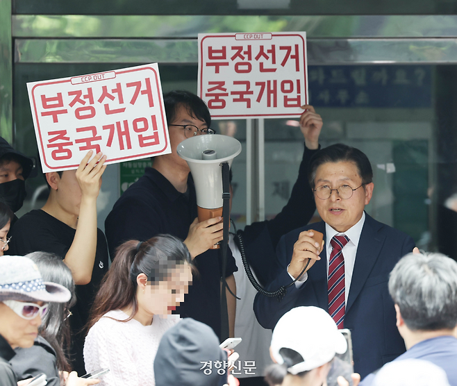 전국동시지방선거 투표일인 지난 3일 투표용지 부족 사태가 벌어졌던 서울 송파구 잠실7동 제2투표소 앞에서 지난 4일 황교안 자유와혁신 대표가 부정선거를 주장하며 투표함 반출을 막고 있는 보수단체 회원들을 향해 발언하고 있다. 강윤중 기자