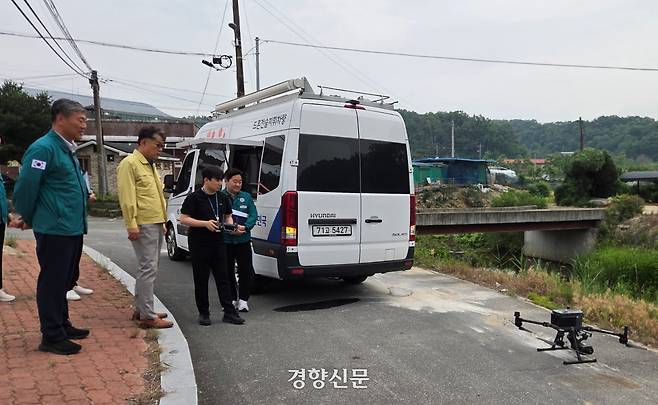 경북 안동시 서후면에서 2일 경북도 위기관리대응센터 황한재 주무관이 폭염 예찰 드론을 띄우고 있다. 김현수 기자