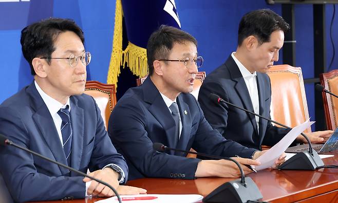 더불어민주당 한병도 원내대표(가운데)가 7일 국회에서 6·3 지방선거에서 불거진 투표용지 부족 사태와 관련 긴급 기자 간담회를 열고 있다. 연합뉴스