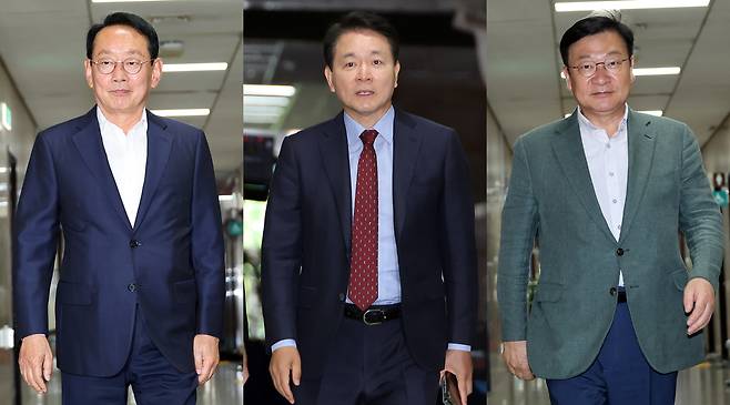 국민의힘 차기 원내대표 선거에 출마하는 김도읍(왼쪽부터), 성일종, 정점식 의원이 7일 국회에서 송언석 전 원내대표를 만나기 위해 각각 입장하고 있다.  연합뉴스