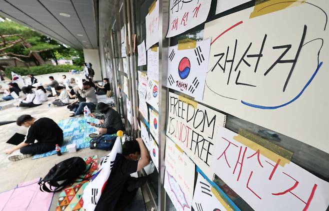 6·3 지방선거 투표지 부족 사태를 규탄하며 재선거를 요구하는 잠실 개표소 봉쇄 시위가 계속되고 있는 7일 서울 송파구 올림픽공원 핸드볼경기장 앞 매표소 부스에 재선거를 요구하는 문구 등이 적힌 종이가 붙어있다. 연합뉴스