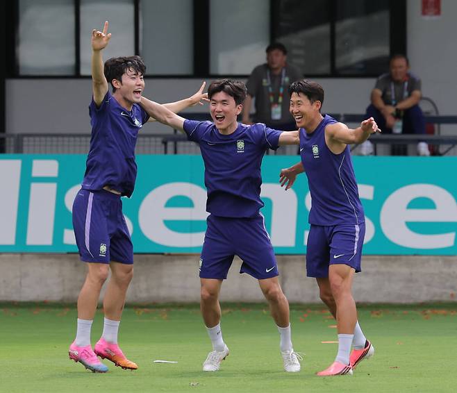 2026 북중미 월드컵에 출전하는 축구 국가대표팀 주장 손흥민(오른쪽부터)과 황인범, 이기혁이 6일(현지시간) 베이스캠프 훈련장인 멕시코 과달라하라 치바스 바예 베르데에서 훈련 중 환호하고 있다. 연합뉴스