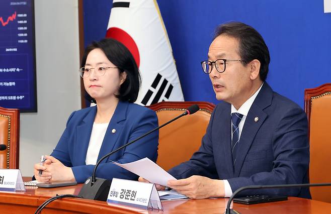 기자간담회 하는 민주당 강준현 수석대변인 / 사진=연합뉴스