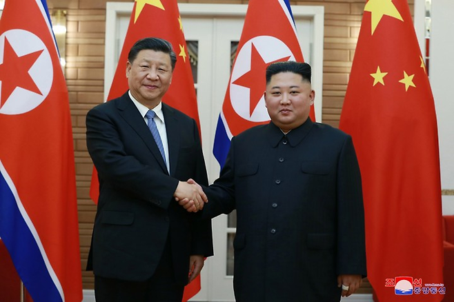 지난 2019년 6월 20일 평양을 방문한 시진핑 중국 국가주석이 북중정상회담에 앞서 김정은 북한 국무위원장과 악수하는 모습. [조선중앙통신]